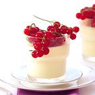 Witte chocolademousse met rode bessen