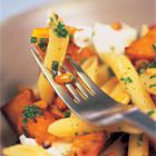 Penne met gebakken pompoen en geitenkaas van Ainsley Harriott