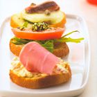 Crostini met tomaat, ham en courgette