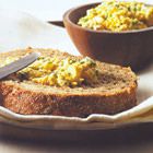 Eiersalade met kaas en bieslook