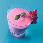 Vruchtenshake van aardbeien en aalbessen