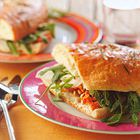 Turks brood met geitenkaas, rucola en pijnboompitten
