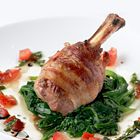 Lamsrack in pancetta met tomatenantiboise