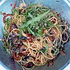 Jamie Oliver: spaghetti met verse tomaat en rucola