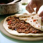 Pizza calzone met aubergine, paprika en zwarte olijven