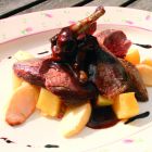 Duif met geroosterde appel en Limburgse appelstroopjus