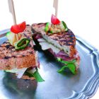 Gegrilde sandwich met grottenham, pesto en Parmezaanse kaas