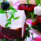 Sandwich osseworst met olijventapenade en rucola