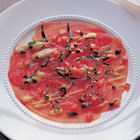 Tonijncarpaccio met tomaat en kappertjes van Rick Stein