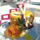Hazelnotenparfait op chocoladebrownie met ananas