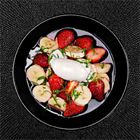 Banaan met aardbeien, munt en rode wijn