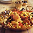 Paella met schaal- en schelpdieren en gemengd vlees