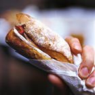 Sandwich met kaas, ansjovis en geroosterde paprika's