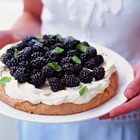Meringue met hazelnoten, bramen en slagroom