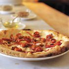 Pizza met geroosterde paprika, tomaten en ansjovis