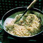 Spaghetti met knoflook, olijfolie, ansjovis en chilipepertjes