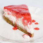 Cheesecake met glazuur van aardbeiensnoepjes