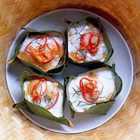 Thaise kip met curry in een mandje van bananenblad