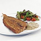 Gegrilde zeetong met tartaarsaus en salade