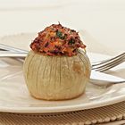 Gevulde uien met zwarte olijven en gemarineerde tomaten