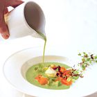 Koude komkommersoep met gerookte zalm