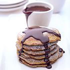 Pannenkoeken met chocolade en warme fudgesaus