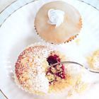 Kruimel-cupcakes met peer en zwarte bessen
