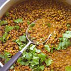 Curry van hele bruine linzen