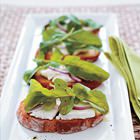 Bruschetta met geitenkaas en rucola