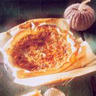 Quiche met pompoen, prei en sojaspruiten