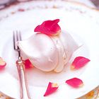 Meringues met rozenwaterroom