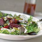 Bietensalade met augurk en blauwe kaas