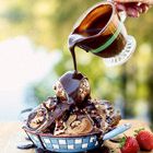 Jamie Oliver: broodpudding met saus van chocola en bier