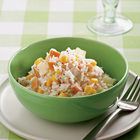 Maaltijdsalade van rijst en gerookte kipfilet