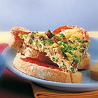 Stevige boerenomelet met tuinkruiden