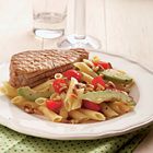 Penne met gegrilde tonijn, avocado, tomaat en pijnboompitten
