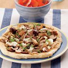Pizza met paddenstoelen, gorgonzola en peterselie