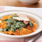 Ravioli met gerookte kip en romige spinaziesaus