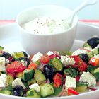 Griekse salade met knoflookdressing