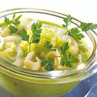 Komkommersoep met avocado en gerookte heilbot
