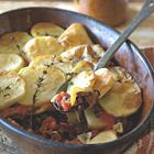 Aardappelgratin met tomaten, olijven en kappertjes