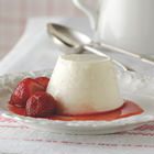 Pudding met aardbeiensaus