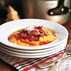 Zachte polenta met worstjes en ragu