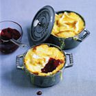 Wentelteefjes met camembert en aalbessen