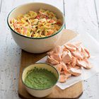 Pastasalade met zalm en rucolapesto