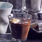 Warme chocolademelk met marshmallowroom en amandel