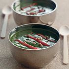 Spinaziesoep met paprika en pijnboompitten