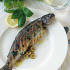 Geroosterde forel met basilicum en olijven