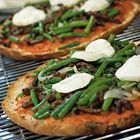 Pizza met mozzarella, kaneel en oregano (brood pizza)