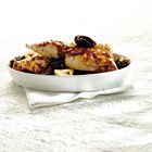 Konijn met pruimen en champignons